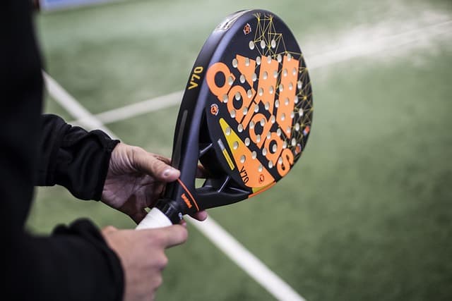 Guide d'achat vêtements padel débutant